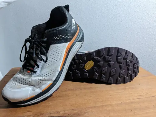 Ein Paar Laufschuhe mit einer Vibram Sohle, bereit für eine Erneuerung.