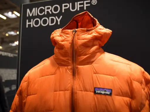 Leuchtend orange Patagonia Micro Puff Hoody aus Pertex Quantum Material. Perfekt für Abenteuer bei jedem Wetter.