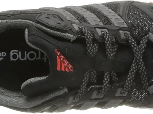 Schwarzer Adidas Kanadia Trail 6 Schuh mit roten Akzenten und Schnürsenkeln. Perfekt für jedes Abenteuer.