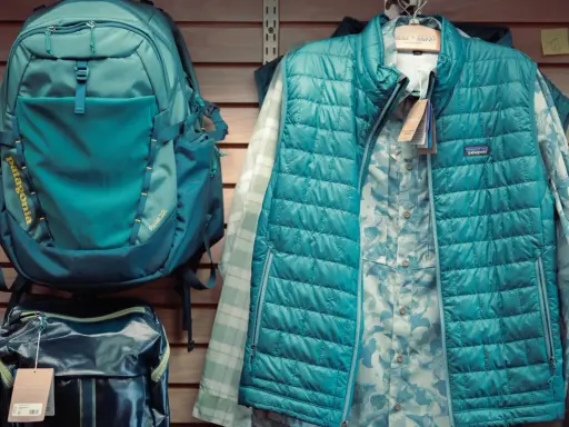 Patagonia Rucksack und Steppweste in Türkis, bereit für jedes Abenteuer. PFC frei für umweltbewusste Outdoor-Fans.