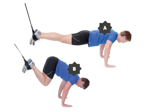 Mann macht Schlingentraining zu Hause. Übung A: Plank-Position. Übung B: Knie zur Brust ziehen.