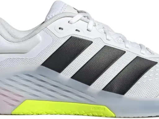 Weißer Trainingsschuh mit schwarzen Streifen, neon-gelber Sohle und blauem Fersen-Detail. Der adidas dropset 4 ist bereit für dein Workout.