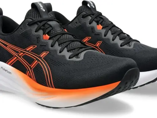 Schwarze Laufschuhe Asics Gel Pulse 16 mit orangefarbenen Akzenten und weißer Sohle.