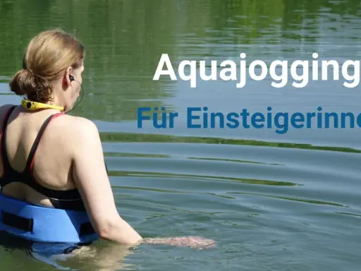 Frau mit Auftriebsgürtel im Wasser, bereit für Aqua Jogging.