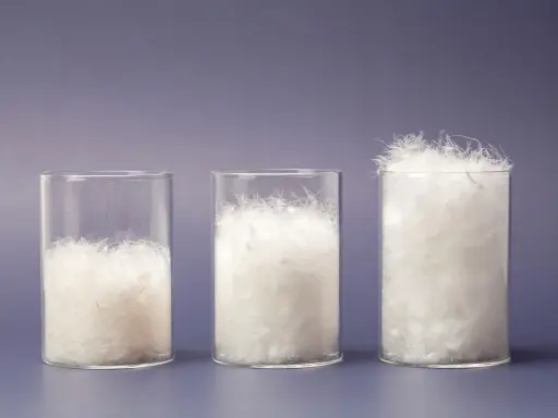 Drei Gläser zeigen die Füllkraft von Daunen. Das rechte Glas mit 600 cuin Füllkraft ist am vollsten und verspricht beste Temperaturisolierung.
