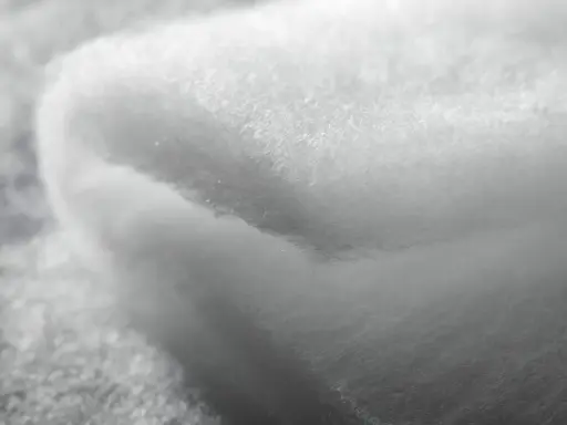 Nahaufnahme von weichem, weißem Primaloft-Material. Ideal für das Primaloft waschen, um die Isolierung frisch zu halten.
