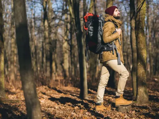 Mann mit Rucksack im Wald. Ob **trekking** oder **wandern**, die Natur ruft!