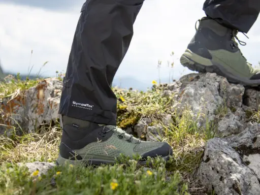 Wanderer mit robusten Schuhen, die mit einer Sympatex Membran ausgestattet sind, steigen über felsiges Gelände.
