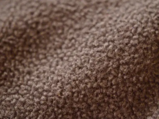 Nahaufnahme von braunem Fleece-Stoff. Dieses Material ist weich und warm, und ja, ist fleece atmungsaktiv.