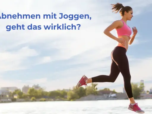 Frau joggt am Wasser entlang, um abzunehmen. Der Himmel ist blau mit Wolken.