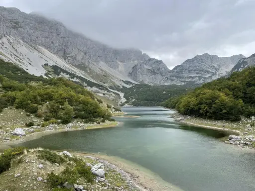 Ein ruhiger See im Durmitor Nationalpark, ideal zum Wandern. Majestätische Berge und grüne Wälder umgeben das klare Wasser.