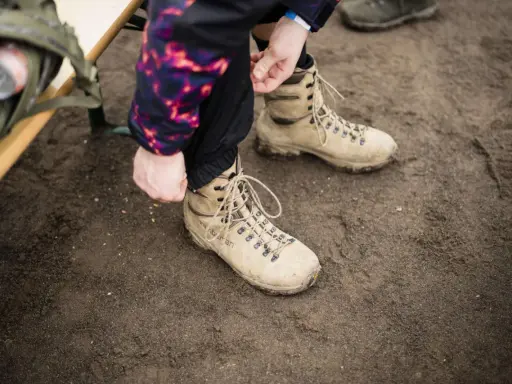 Vorbereitung für das Schneeschuhwandern: Schnüren der robusten Schuhe.