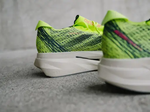 Leuchtend gelbe, fast verbotene Laufschuhe mit dunklen Streifen und einer dicken Sohle.