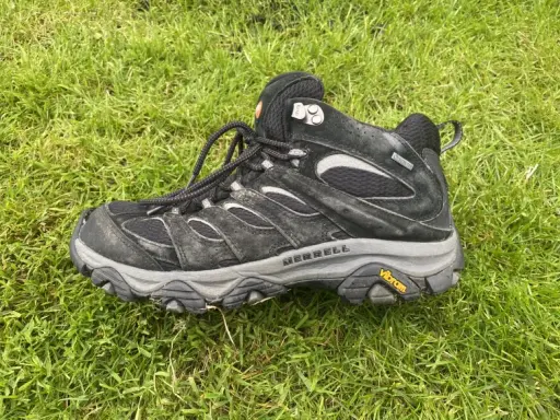 Schwarzer Wanderschuh von Merrell, bereit für den merrell moab 3 test im Gelände. Vibram-Sohle für Grip.
