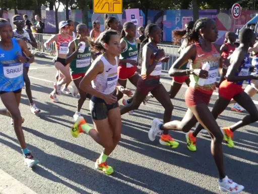 Läuferinnen im Marathon, eine spannende marathon geschichte. Die Athletinnen kämpfen um die beste Platzierung.
