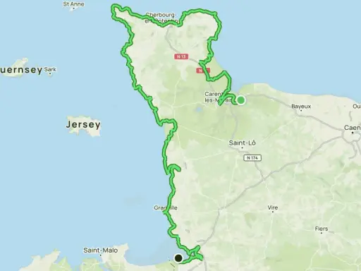 Karte zeigt eine grüne Route entlang der Küste der Normandie, Frankreich, mit Städten wie Cherbourg und Caen. Ideal für fernwanderwege Frankreich.