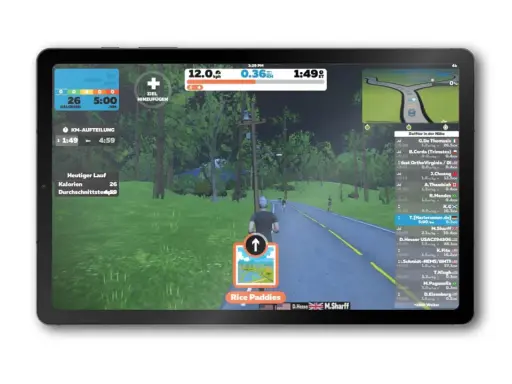 Ein Läufer nimmt an einem virtuellen Lauf teil, mit einer virtuellen Landschaft und Ranglisten auf dem Bildschirm.