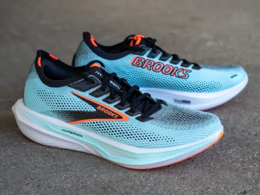 Zwei hellblaue Laufschuhe, Brooks Hyperion 3, mit orangefarbenen Akzenten und dem Brooks-Logo.