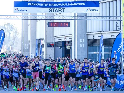 Start des Frankfurter Mainova Halbmarathons mit vielen Läufern, darunter ein ultramarathonläufer im Vordergrund, bereit für den Startschuss.