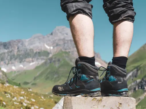 Wanderschuhe-Marken-Liste: Lowa-Stiefel bereit für den Aufstieg in den Bergen.