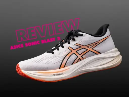 Ein weißer Laufschuh mit orangefarbenen Akzenten, der ASICS Sonicblast 2, bereit für den nächsten Lauf.