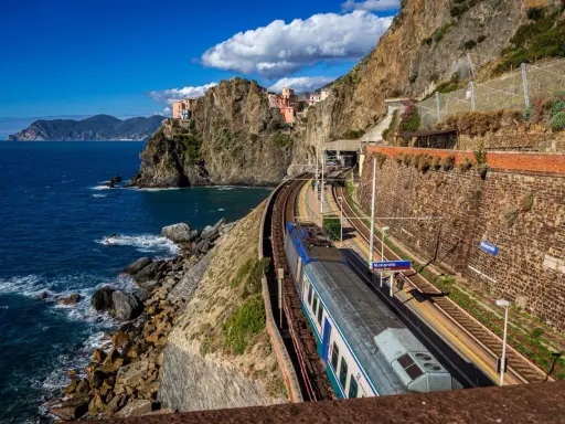 Zug in Manarola, Cinque Terre. Entdecke die Geheimtipps der Cinque Terre mit dieser malerischen Zugfahrt entlang der Küste.