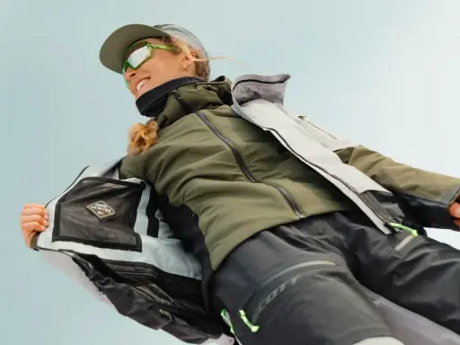 Frauenjacke mit Gore-Tex-Logo, die zeigt, was ein Midlayer ist: isolierend und atmungsaktiv für Outdoor-Abenteuer.