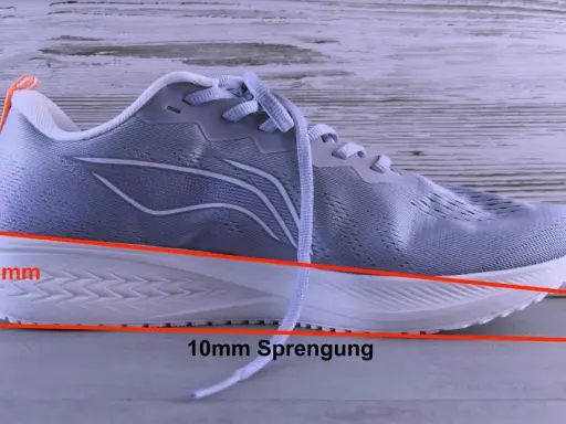 Grauer Laufschuh mit 10mm Sprengung. Die Fersendämpfung beträgt 18mm, die Vorderfußdämpfung 8mm.