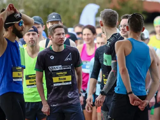 Läufer warten am Start eines Ultramarathons in Deutschland. Rene, Max und Mark sind bereit.