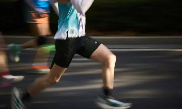Läufer mit schweren Beinen beim Joggen, die durch die Bewegung verschwommen sind.