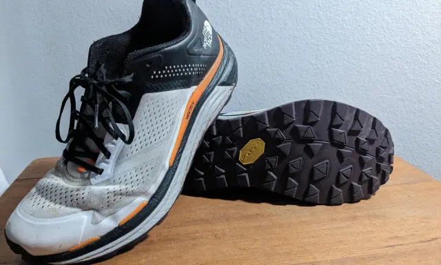 Ein Paar Laufschuhe mit einer Vibram Sohle, bereit für eine Erneuerung.