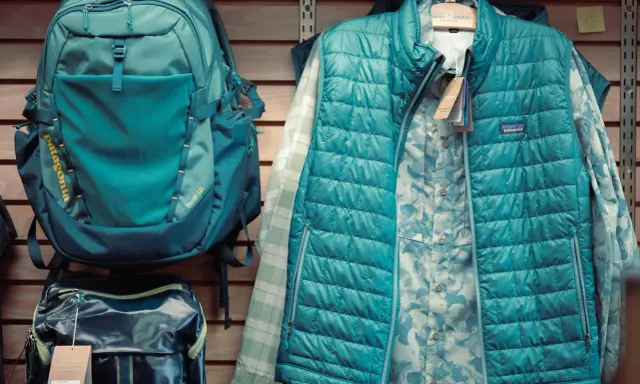 Patagonia Rucksack und Steppweste in Türkis, bereit für jedes Abenteuer. PFC frei für umweltbewusste Outdoor-Fans.
