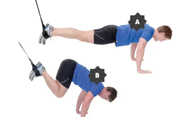Mann macht Schlingentraining zu Hause. Übung A: Plank-Position. Übung B: Knie zur Brust ziehen.