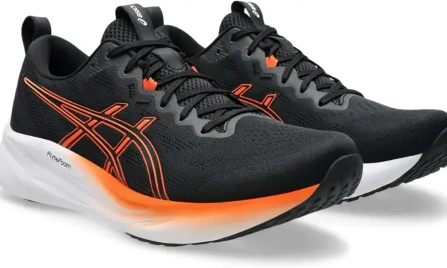 Schwarze Laufschuhe Asics Gel Pulse 16 mit orangefarbenen Akzenten und weißer Sohle.
