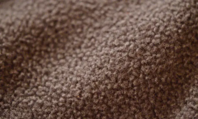 Nahaufnahme von braunem Fleece-Stoff. Dieses Material ist weich und warm, und ja, ist fleece atmungsaktiv.