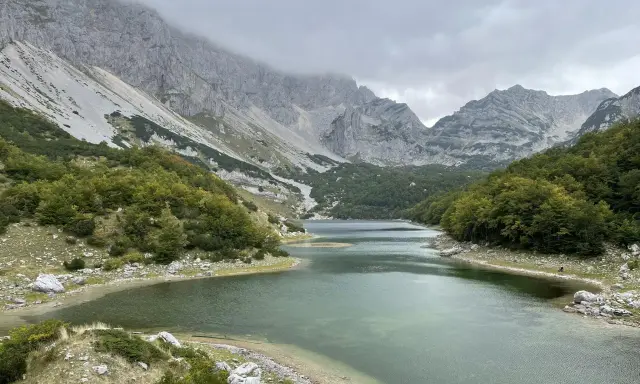 Ein ruhiger See im Durmitor Nationalpark, ideal zum Wandern. Majestätische Berge und grüne Wälder umgeben das klare Wasser.