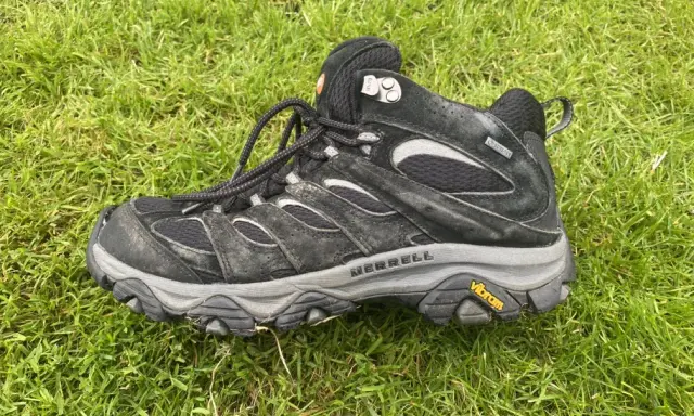 Schwarzer Wanderschuh von Merrell, bereit für den merrell moab 3 test im Gelände. Vibram-Sohle für Grip.