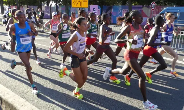 Läuferinnen im Marathon, eine spannende marathon geschichte. Die Athletinnen kämpfen um die beste Platzierung.