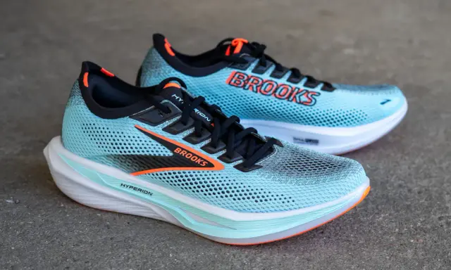 Zwei hellblaue Laufschuhe, Brooks Hyperion 3, mit orangefarbenen Akzenten und dem Brooks-Logo.