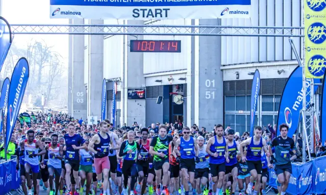 Start des Frankfurter Mainova Halbmarathons mit vielen Läufern, darunter ein ultramarathonläufer im Vordergrund, bereit für den Startschuss.