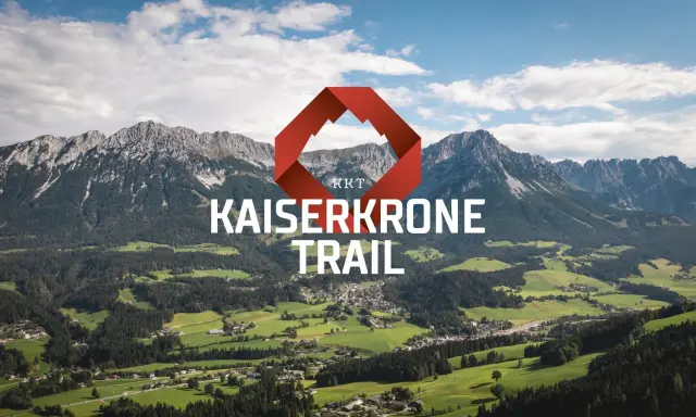 Majestätische Berge über grünen Tälern, mit dem Schriftzug "KAISERKRONE TRAIL" und einem roten Logo.