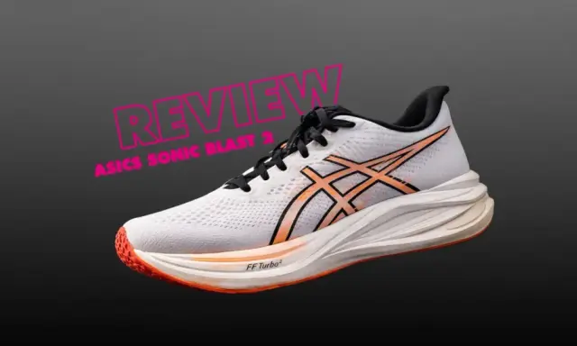 Ein weißer Laufschuh mit orangefarbenen Akzenten, der ASICS Sonicblast 2, bereit für den nächsten Lauf.