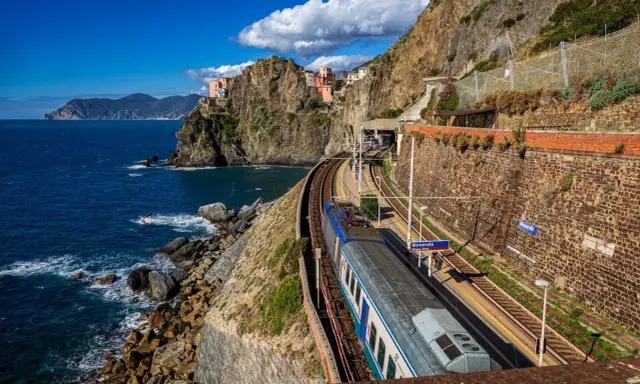 Zug in Manarola, Cinque Terre. Entdecke die Geheimtipps der Cinque Terre mit dieser malerischen Zugfahrt entlang der Küste.