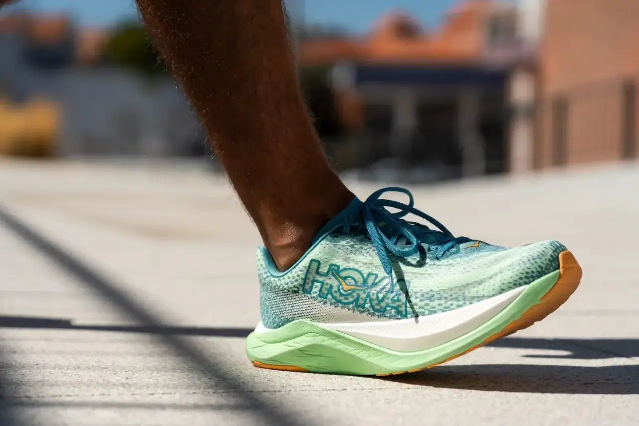 Ein L&auml;ufer testet Schuhe mit Abrollsohle. Der Hoka-Schuh in Mintgr&uuml;n und Blau hat eine auff&auml;llige Sohle.