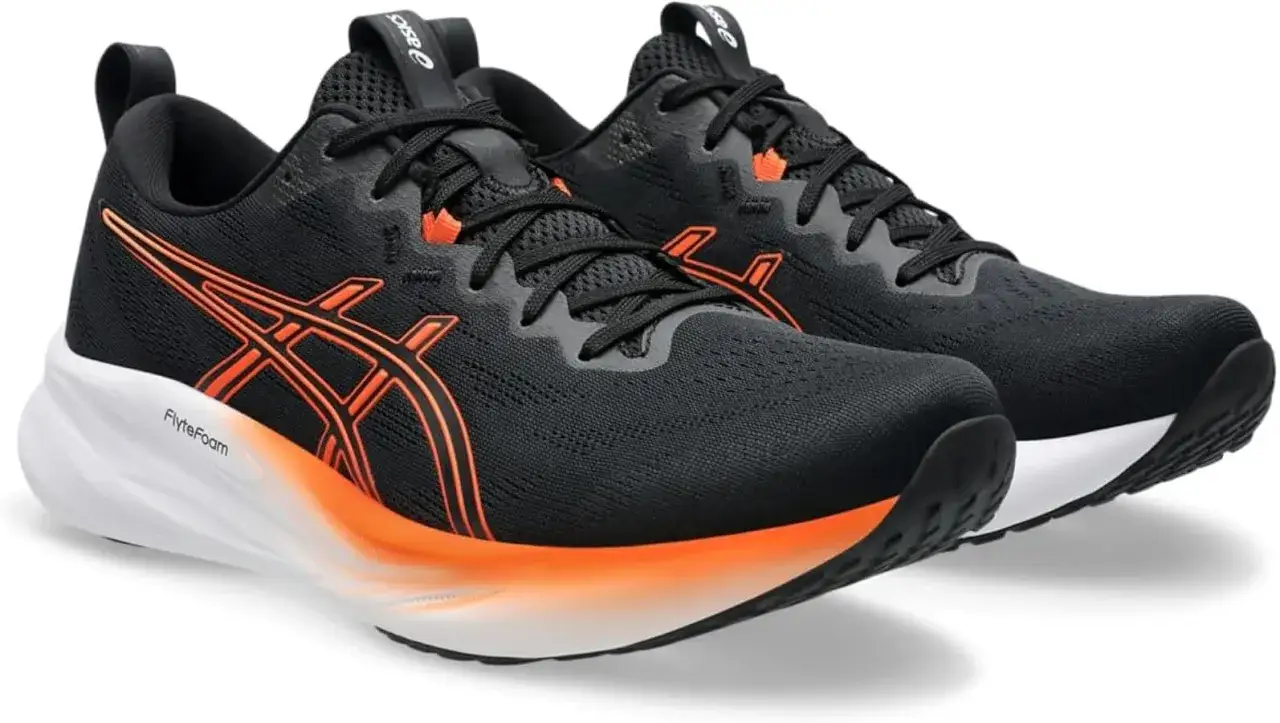 Schwarze Laufschuhe Asics Gel Pulse 16 mit orangefarbenen Akzenten und wei&szlig;er Sohle.
