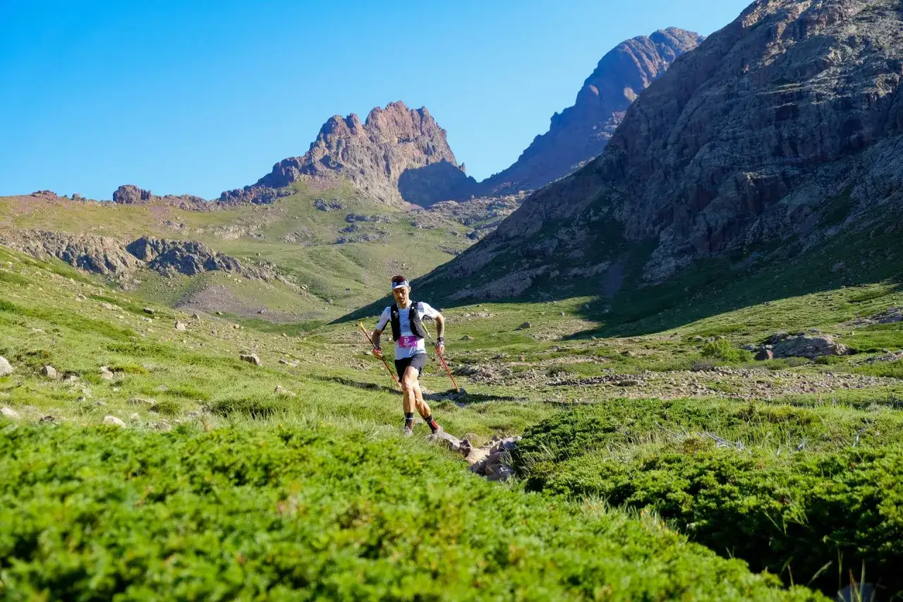 Läufer in Korsika im August, genießt die angenehmen Temperaturen und die atemberaubende Berglandschaft.