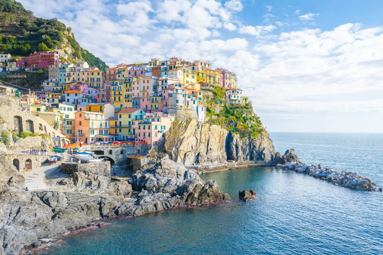 Bunte Häuser kleben an steilen Felsen über dem Meer. Ein perfekter Ort für La Spezia Wandern und unvergessliche Ausblicke.