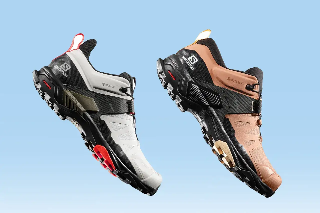 Zwei Salomon Wanderschuhe in Weiß und Braun, ideal für deine nächste Tour. Eine tolle Ergänzung für jede Wanderschuhe Marken Liste.
