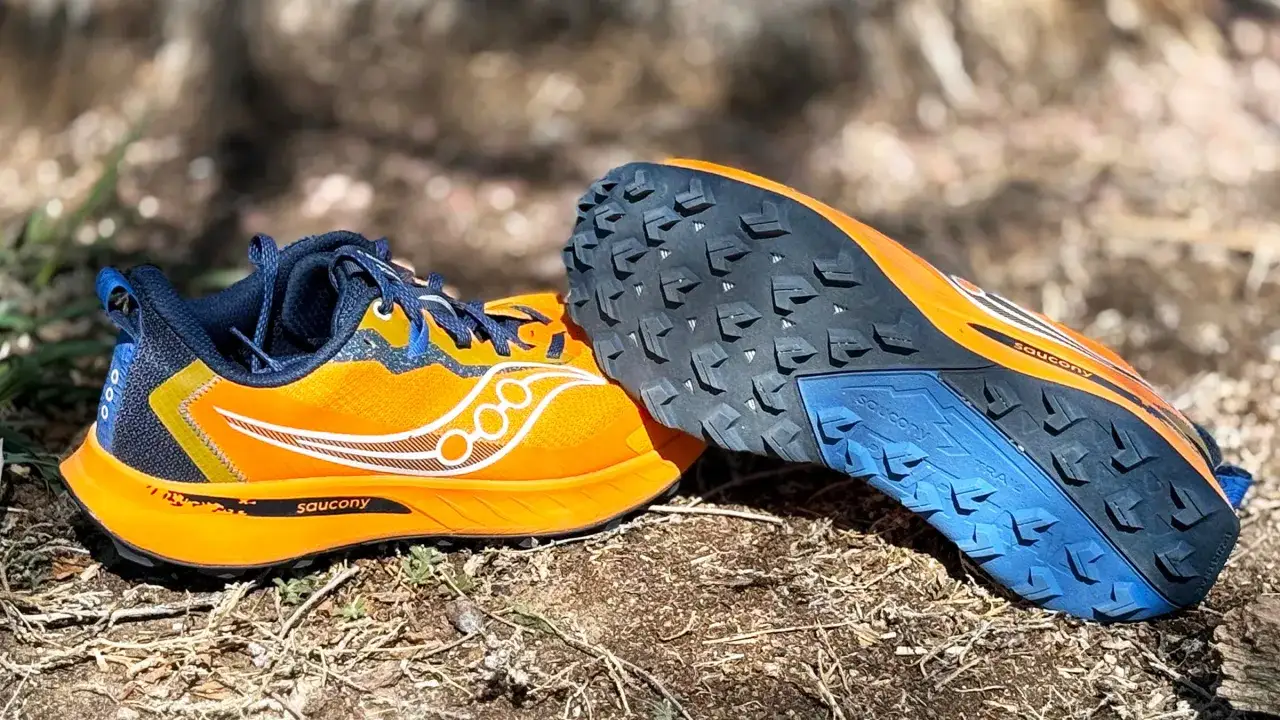 Leuchtend orangefarbene Saucony Trailrunning Schuhe mit tiefem Profil f&uuml;r Grip im Gel&auml;nde. Perfekt f&uuml;r Abenteuer abseits befestigter Wege.