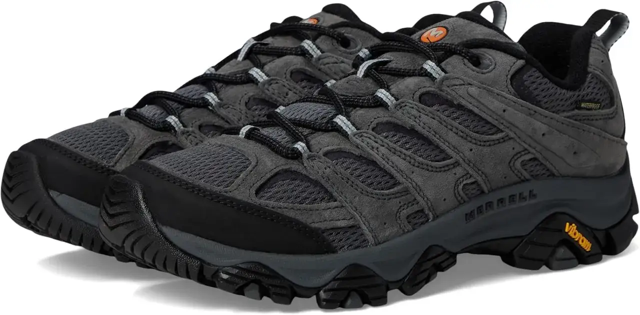 Graue Merrell Moab 3 Wanderschuhe mit Schn&uuml;rsenkeln und Vibram-Sohle. Perfekt f&uuml;r jeden merrell moab 3 test.
